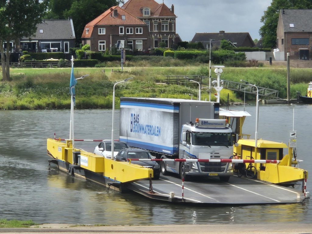 BAS Bouwmaterialen op de pont_Dtv Nieuws, het actualiteiten platform van Oss-Bernheze, 's-Hertogenbosch en Uden